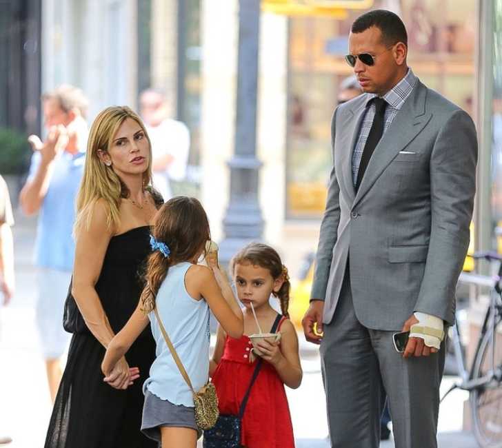 Picture of Cynthia Scurtis and Alex Rodriguez with their children.